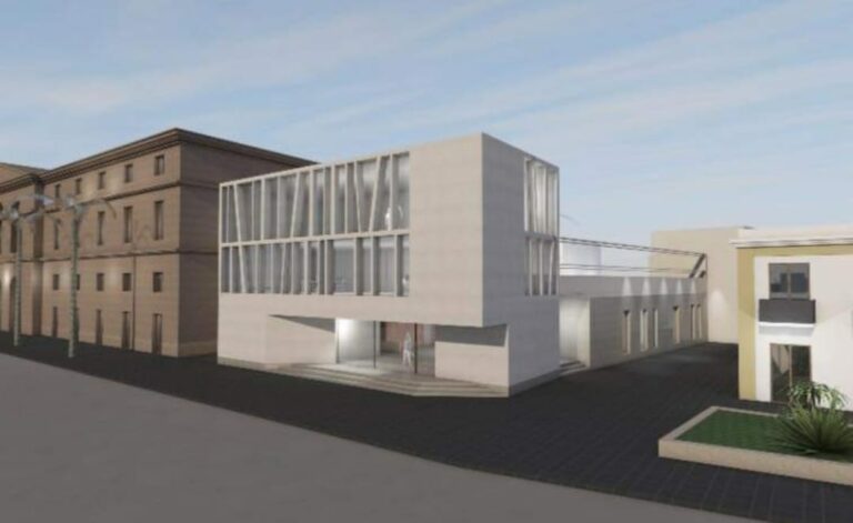 Al via la demolizione dell’immobile che ha ospitato il mercato coperto e il Commissariato di Ps