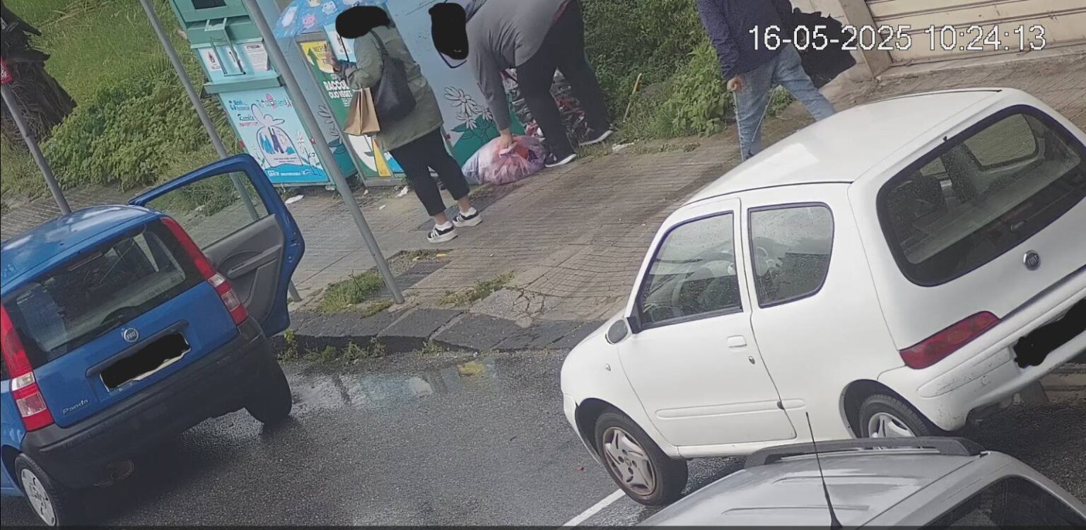 Le fototrappole “beccano” incivili in piazza 25 Aprile